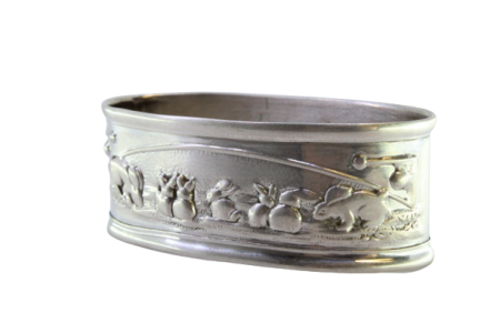 Argola de guardanapo em prata em forma oval com coelhos revelados.